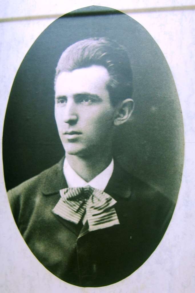 Nikola Tesla tânăr
