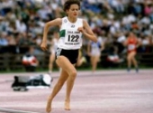 Celebra atleta Zola Budd alergand desculta