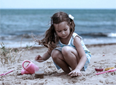 Fetiţă pe plajă
