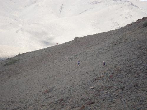 Membri JPL vaneaza meteoriti la Battle Mountain