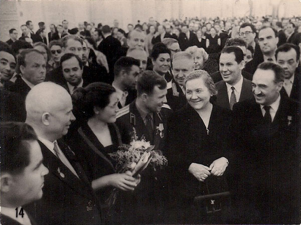 Gagarin şi soţia
