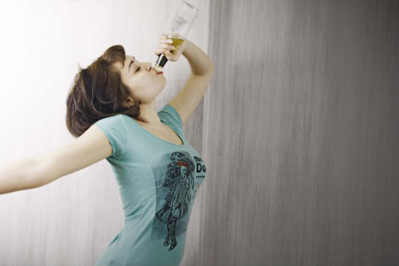 Tânără bând alcool