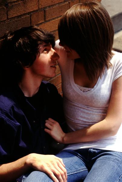 Tineri îndrăgostiţi