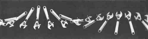 Cheie fixă rotită pe o suprafaţă orizontală