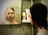 Fată privindu-se în oglindă