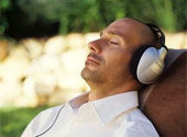 Bărbat dormind cu căşti la urechi