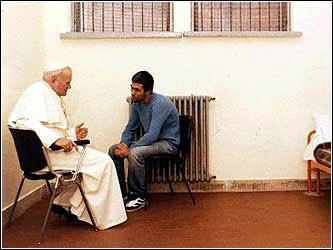 Ioan Paul al II-lea si Mehmet Ali Agca 