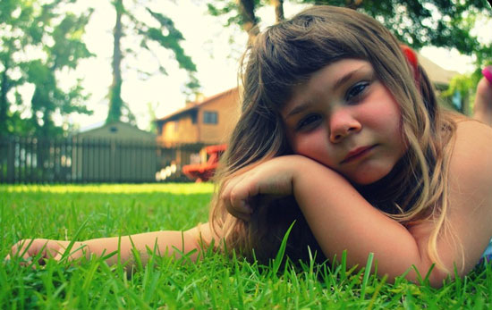 Copil în iarbă