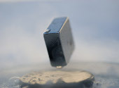 Levitatie magnet deasupra unui supraconductor